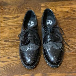 Black and gray Oxford shoes